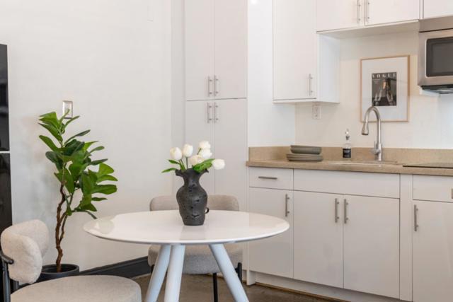 850 W Grand Avenue, Oakland CA: https://media.crmls.org/mediaz/4f22eb3d-6ed3-4c36-bca1-fd2e19a053b7.jpg