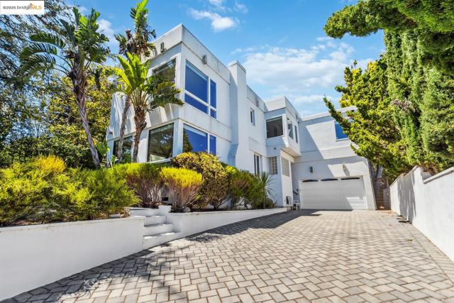 2912 Hillside DR, Burlingame CA: https://media.crmls.org/mediaz/4f23a8ff-0c0f-460e-9eb2-acc672040b73.jpg