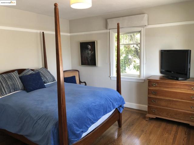 169 Ronada Ave, Piedmont CA: https://media.crmls.org/mediaz/4f244b9f-7c22-4e22-8b7e-7c719e34b876.jpg