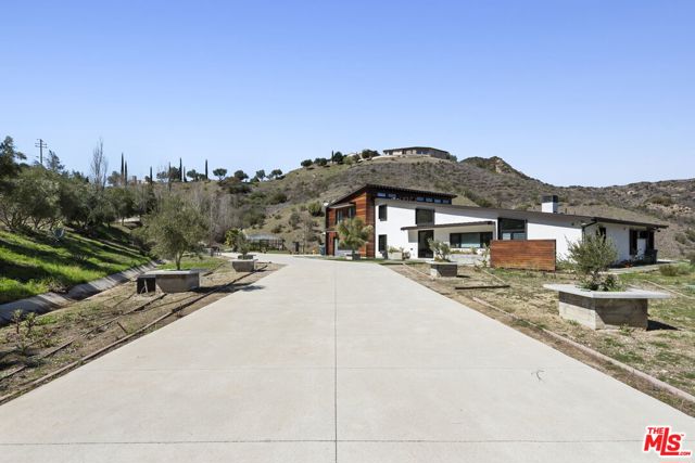 31830 Lobo Canyon, Agoura Hills CA: https://media.crmls.org/mediaz/4f24914b-59f1-41d5-ba9c-ec4e70e83442.jpg