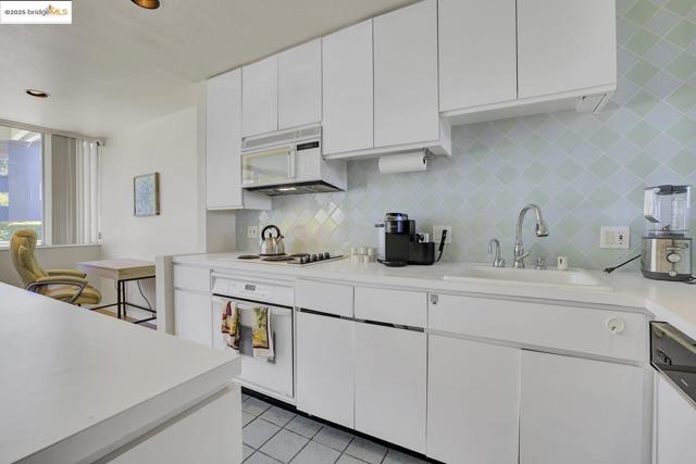 14 Janet Way, Tiburon CA: https://media.crmls.org/mediaz/4f249add-1be8-46c4-b85a-e12e77d826e0.jpg