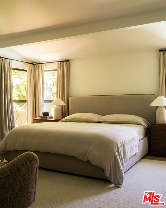 1364 Londonderry Place, Los Angeles CA: https://media.crmls.org/mediaz/4f25f395-d7d0-4a68-91a8-83e39ea7740d.jpg
