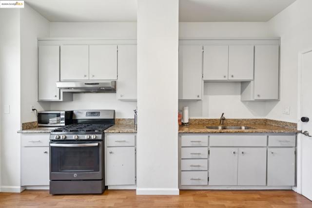557 33Rd St, Oakland CA: https://media.crmls.org/mediaz/4f2633af-5427-471c-9c06-d5037a082b1b.jpg