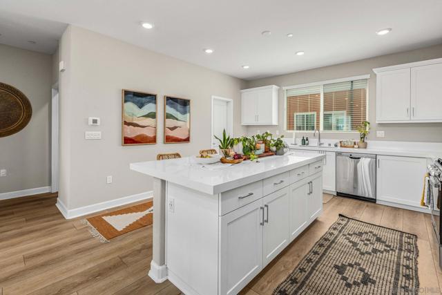 1821 Onyx Ln, Chula Vista CA: https://media.crmls.org/mediaz/4f2639c6-7c24-47af-8ae6-a8af1162f397.jpg