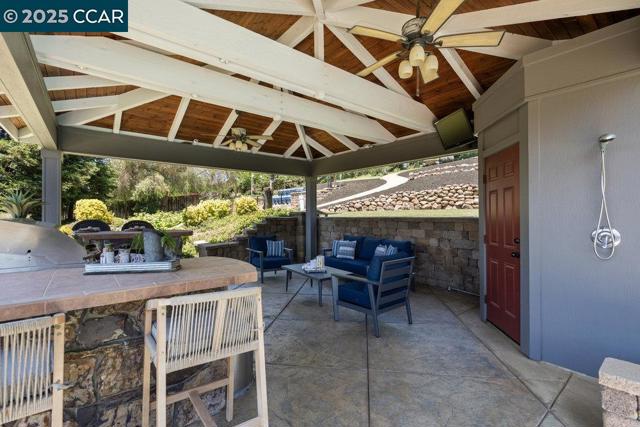 825 Bertram St, Walnut Creek CA: https://media.crmls.org/mediaz/4f274c21-b215-45b9-8a61-393fe110d428.jpg