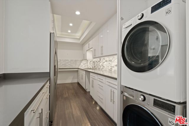 2175 S Beverly Glen Boulevard, Los Angeles CA: https://media.crmls.org/mediaz/4f28bdf1-a876-42dc-8665-a4e575b4066e.jpg