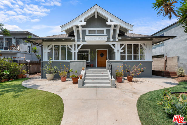 45 Breeze Avenue, Venice CA: https://media.crmls.org/mediaz/4f2a9bbb-2137-4fe2-8a91-85bdfb90f229.jpg