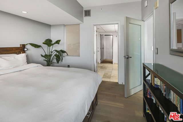 13700 Marina Pointe Drive, Marina del Rey CA: https://media.crmls.org/mediaz/4f2ac43b-07bd-4796-8b8d-59f911370ebc.jpg