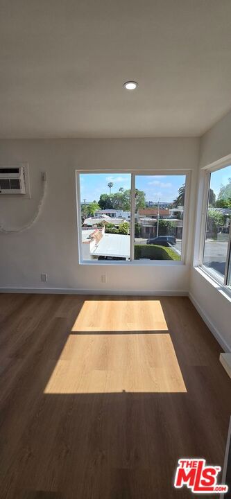 1308 N Poinsettia Place, Los Angeles CA: https://media.crmls.org/mediaz/4f2adb43-2089-4f1c-8356-f25cfda9816e.jpg