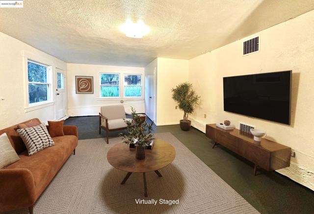 6014 La Salle Ave, Oakland CA: https://media.crmls.org/mediaz/4f2b55ad-49bc-4ba0-a140-3c8fa3770c1f.jpg