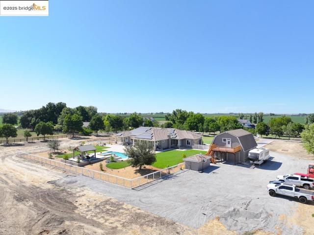 430 Ellisa Ln, Brentwood CA: https://media.crmls.org/mediaz/4f2bad7a-cd71-4e70-9f7a-283f79ea7579.jpg
