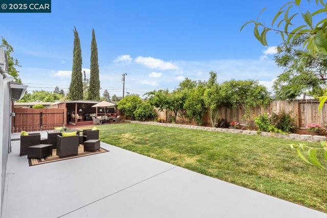 2401 Casa Way, Walnut Creek CA: https://media.crmls.org/mediaz/4f2cec96-7f5c-4742-992a-1790821041e8.jpg
