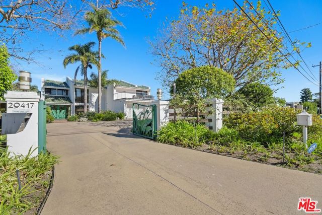 29417 Bluewater Road, Malibu CA: https://media.crmls.org/mediaz/4f2d0269-0851-4c97-a86d-d035b1071885.jpg