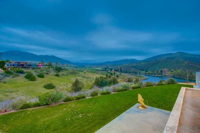 2885 Gate Three Place, Chula Vista CA: https://media.crmls.org/mediaz/4f2d0b87-fea8-4a75-adb2-bfe50ff78c50.jpg