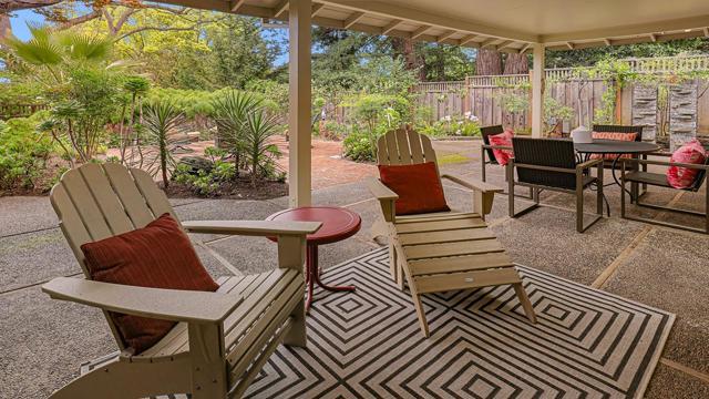 161 E Floresta Way, Portola Valley CA: https://media.crmls.org/mediaz/4f2dbd8d-22ad-4798-96a2-609558bce608.jpg