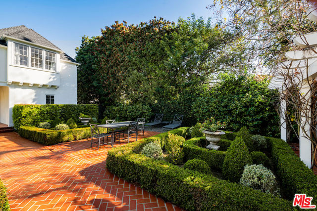 615 Trenton Drive, Beverly Hills CA: https://media.crmls.org/mediaz/4f2ddee0-84dd-4598-b8e8-29f058c21ab9.jpg
