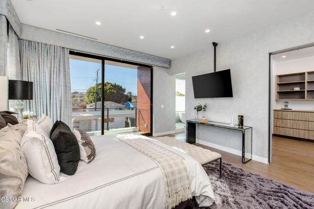 829 Flower Avenue, Venice CA: https://media.crmls.org/mediaz/4f2e519a-89b4-4f3c-af2c-bd010c780f6c.jpg