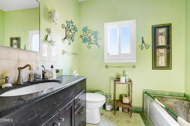 4824 Toland Way, Los Angeles CA: https://media.crmls.org/mediaz/4f2ebbf6-aa8d-41dc-bccf-3e7e19a269a1.jpg