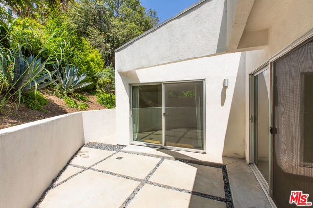 3907 De Longpre Avenue, Los Angeles CA: https://media.crmls.org/mediaz/4f2eff73-1e5c-4d6c-8895-6c40e7d5d7e3.jpg