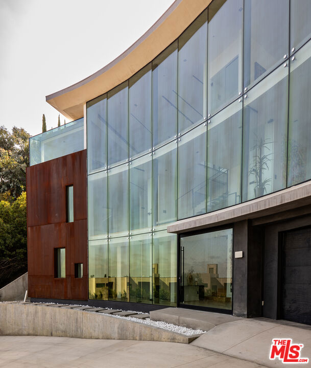 9277 Thrush Way, Los Angeles CA: https://media.crmls.org/mediaz/4f2f2d44-0855-4031-98cb-4adf37d9ec69.jpg
