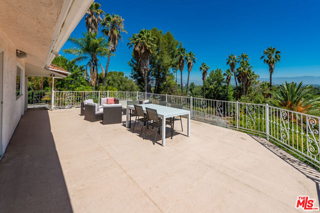 2357 Knob Hill Drive, Riverside CA: https://media.crmls.org/mediaz/4f2f43e5-b722-414d-883a-2c7cef77ee13.jpg