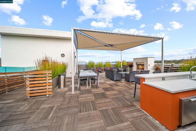 555 Ygnacio Valley Rd, Walnut Creek CA: https://media.crmls.org/mediaz/4f303ff3-b363-49f4-8d92-72e67d323d64.jpg