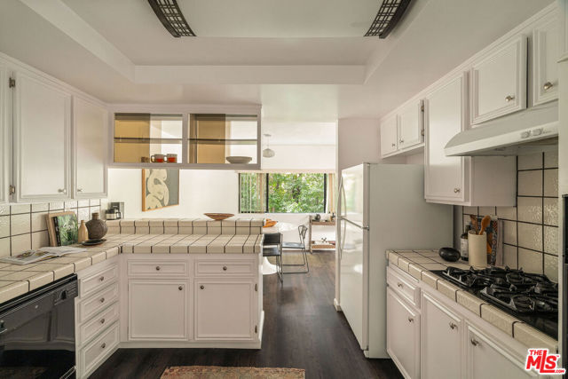 11752 Bellagio Road, Los Angeles CA: https://media.crmls.org/mediaz/4f30909c-f2bf-4c29-8f7a-a3f047aed0c7.jpg