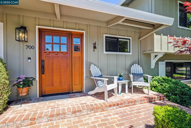 700 Golf Club Way, Pleasant Hill CA: https://media.crmls.org/mediaz/4f310569-d292-4dc5-9104-28f39536375f.jpg