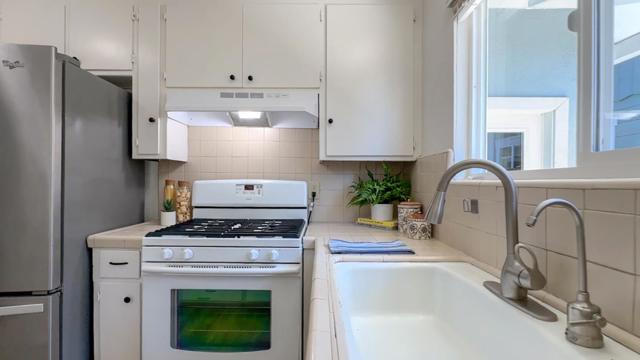 1422 Broadway, Santa Cruz CA: https://media.crmls.org/mediaz/4f3339a5-2caf-4ec0-973d-ce5ceb8a0f6a.jpg