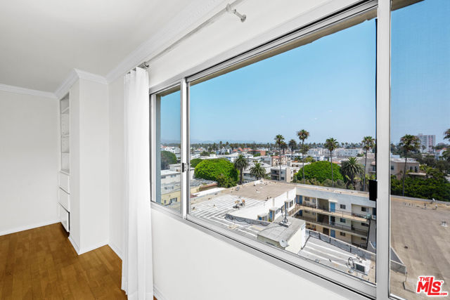 101 California Avenue, Santa Monica CA: https://media.crmls.org/mediaz/4f33c254-2a6f-4d99-a778-2098ccace3b9.jpg