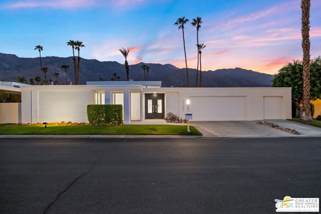 2723 S Kings Road, Palm Springs CA: https://media.crmls.org/mediaz/4f34fc92-4979-4745-a5af-14854c204c79.jpg