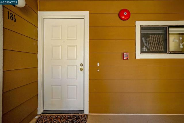 186 Farm Ln, Martinez CA: https://media.crmls.org/mediaz/4f352118-1ebf-402f-a915-2213bcfbc33b.jpg