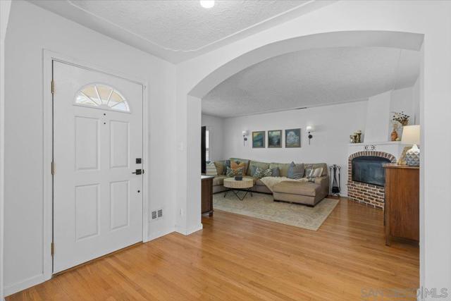 903 Moana Dr, San Diego CA: https://media.crmls.org/mediaz/4f35ecdb-acd3-4741-a21b-7d6fd828c8ef.jpg