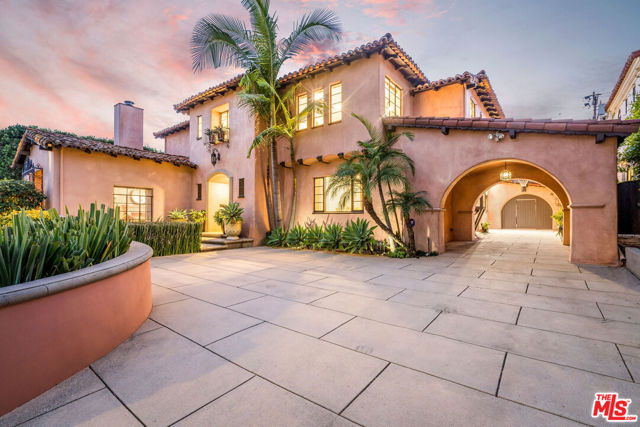 519 N ALTA Drive, Beverly Hills CA: https://media.crmls.org/mediaz/4f376d8a-472b-49da-9b34-ff6025638233.jpg
