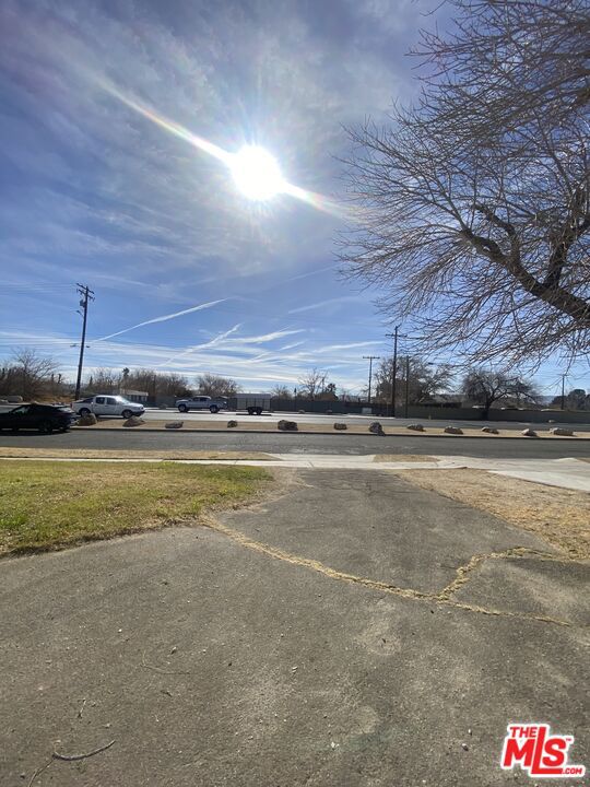 639 E Avenue J, Lancaster CA: https://media.crmls.org/mediaz/4f38c2f1-962f-467f-a0da-c0a01ce1e3ad.jpg