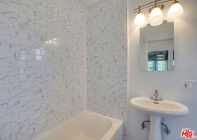 848 MARCO Place, Venice CA: https://media.crmls.org/mediaz/4f396b68-2b04-45c7-8c48-2d8042d6a4a8.jpg