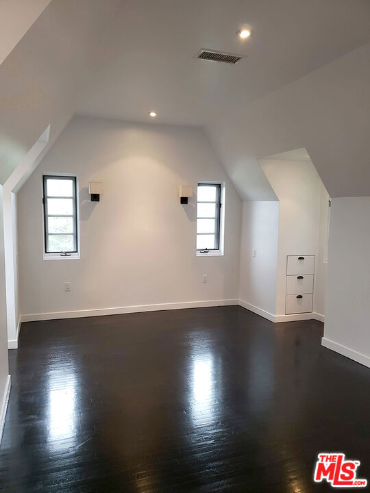 921 16th Street, Santa Monica CA: https://media.crmls.org/mediaz/4f3b78e9-99db-41d6-80d2-547b72aae88a.jpg