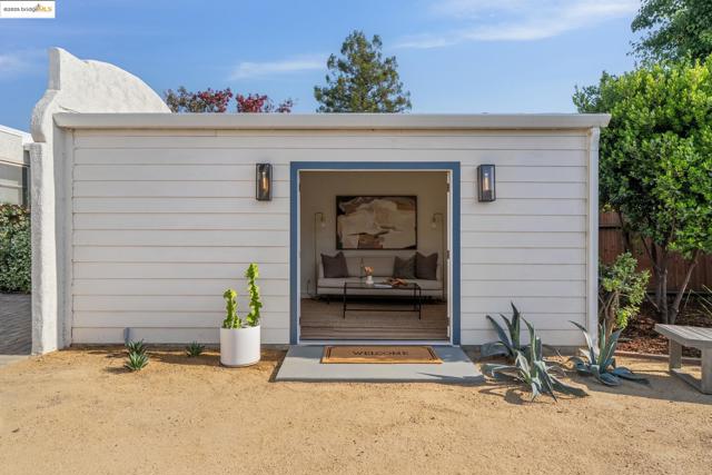533 Lewis Ave, San Leandro CA: https://media.crmls.org/mediaz/4f3b79a1-1f3d-4849-84dc-09b155bca531.jpg