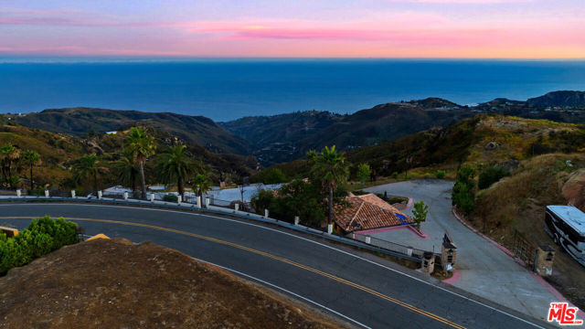 23010 Saddle Peak Road, Topanga CA: https://media.crmls.org/mediaz/4f3ba01c-e447-4a08-b17c-ab5b9190e3c0.jpg