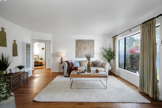 11132 Acalanes Dr, Oakland CA: https://media.crmls.org/mediaz/4f3cdd62-bac8-451e-84b4-0d64d97d9e79.jpg