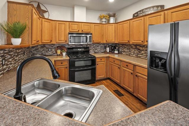 410 Woodland Ln, El Cajon CA: https://media.crmls.org/mediaz/4f3d01e5-366a-472e-93dc-f9aa1ab032fd.jpg