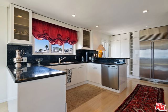 1166 LAS PULGAS Place, Pacific Palisades CA: https://media.crmls.org/mediaz/4f3da7ab-0b24-477b-a1fe-3fd076d4fb16.jpg