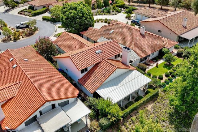 1089 Ridge Heights Dr, Fallbrook CA: https://media.crmls.org/mediaz/4f3db5a0-7459-48c3-9284-77a65ea7e713.jpg