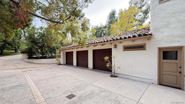 16722 Via Lago Azul, Rancho Santa Fe CA: https://media.crmls.org/mediaz/4f3e576f-ba1b-488d-8fa1-8b821eedf881.jpg