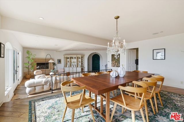 1284 Lago Vista Drive, Beverly Hills CA: https://media.crmls.org/mediaz/4f3eadb4-41bd-42e8-9bbc-85837c0926bd.jpg