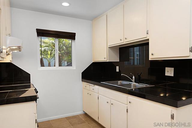4750 Noyes St, San Diego CA: https://media.crmls.org/mediaz/4f4088e0-f2fe-45b5-ad7e-f1301d6c072d.jpg