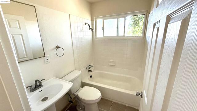 10100 Walnut, Oakland CA: https://media.crmls.org/mediaz/4f41b97c-b7bc-4cd5-ac80-3071e497be15.jpg