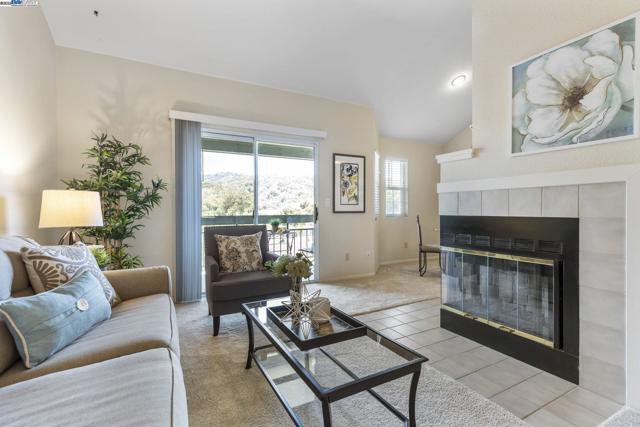 7710 Canyon Meadow Cir, Pleasanton CA: https://media.crmls.org/mediaz/4f42a97a-d7f9-4ce3-9d73-f332ad173528.jpg