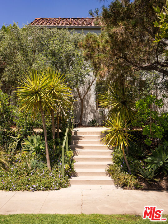 131 S Arden Boulevard, Los Angeles CA: https://media.crmls.org/mediaz/4f42c52c-fc61-4e41-bb51-12a6e055432d.jpg