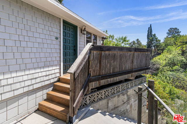 632 Museum Drive, Los Angeles CA: https://media.crmls.org/mediaz/4f42fefd-67b0-4a74-8d58-5c293669368d.jpg